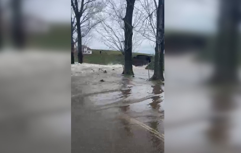 Un baraj din Dolj s-a rupt. O șosea și mai multe terenuri au fost inundate. VIDEO