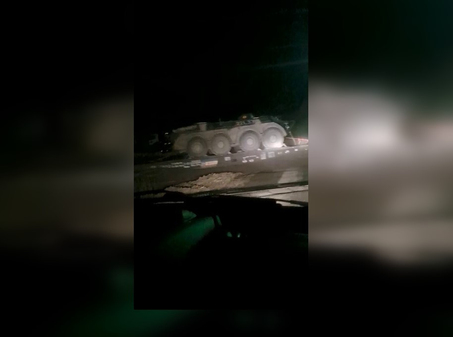 Un vagon al unui tren care transporta vehicule militare a deraiat, în Brașov