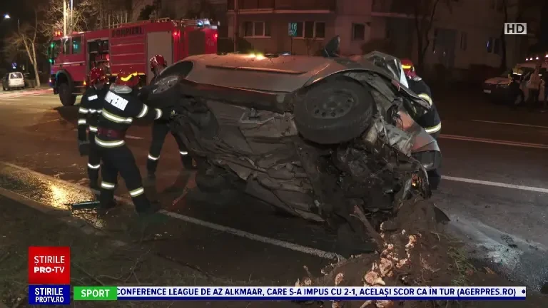 Un tânăr de 27 de ani a fost la un pas de moarte, după ce a intrat cu mașina într-un copac. Avea o alcoolemie de 0,93 la mie