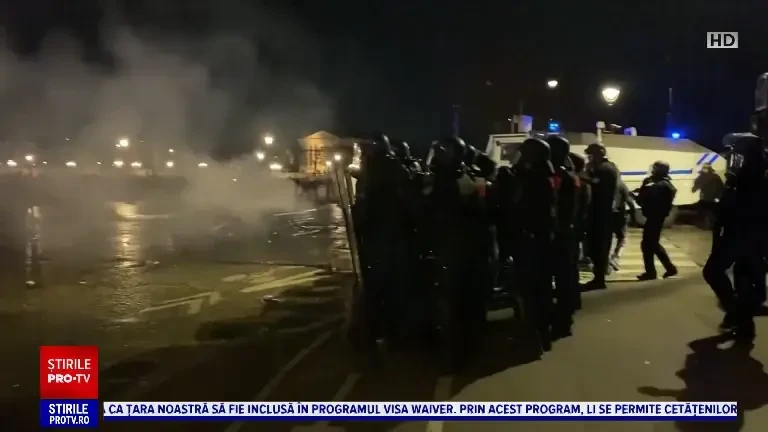 Noi proteste violente în Franța. Forţele de ordine i-au evacuat pe manifestanţi la Paris, în apropiere de parlament