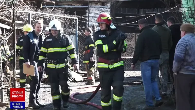 O femeie din Mureș a murit într-un mod tragic. A rămas prinsă în casa cuprinsă de flăcări