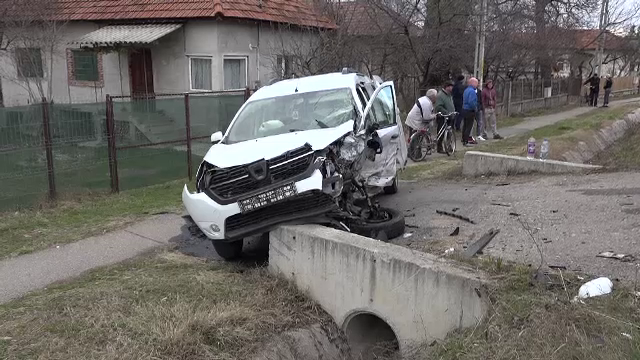 Cinci persoane au ajuns la spital după impactul frontal dintre două autoturisme, în județul Argeș