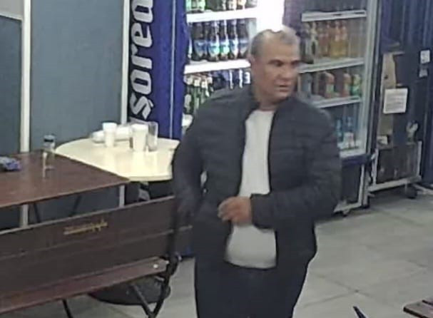 Poliția Capitalei solicită sprijinul cetățenilor pentru identificarea bărbatului din imagini, cercetat pentru tâlhărie