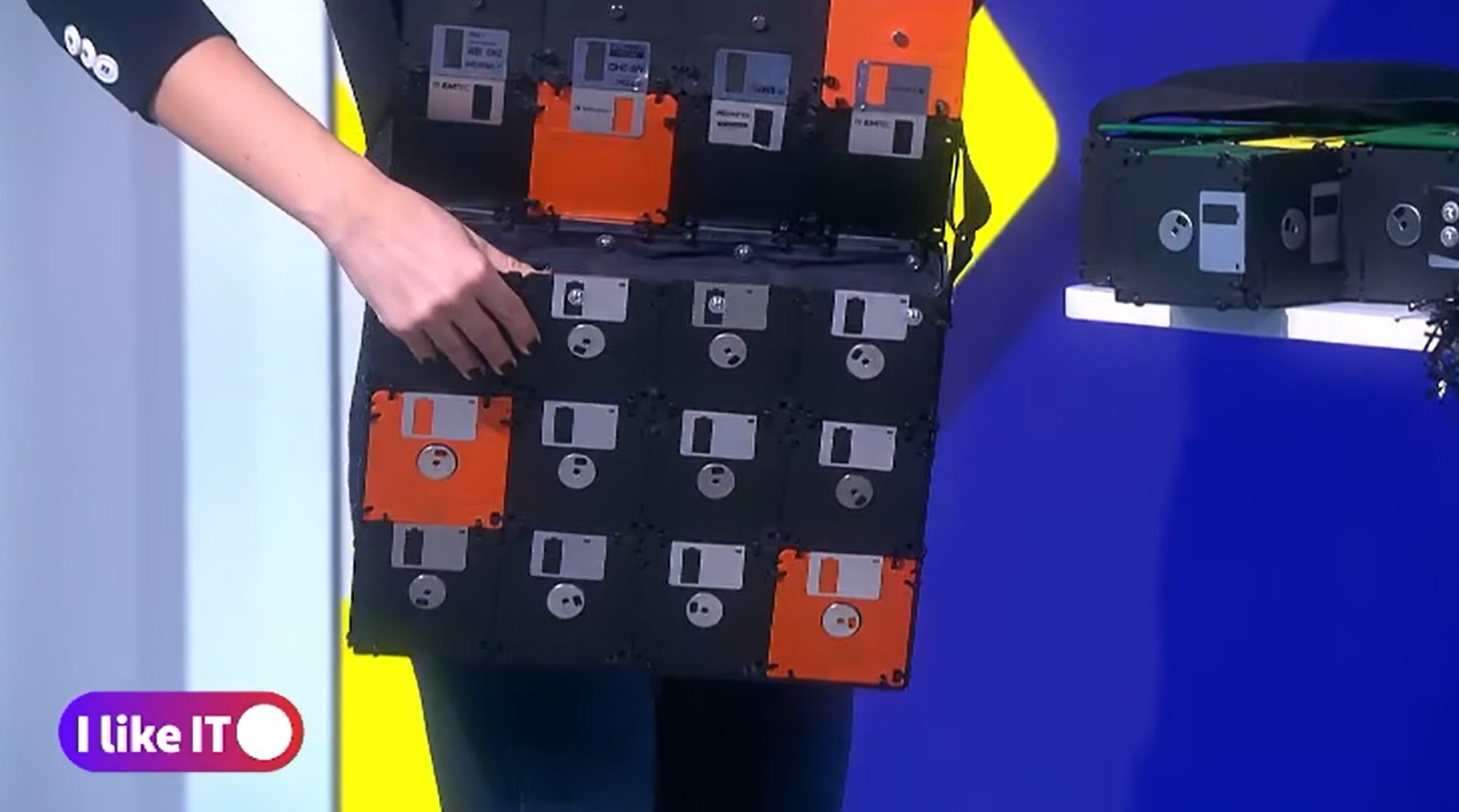 Omagiul adus de un artist anilor de glorie ai tehnologiei, folosind dischete și CD-uri