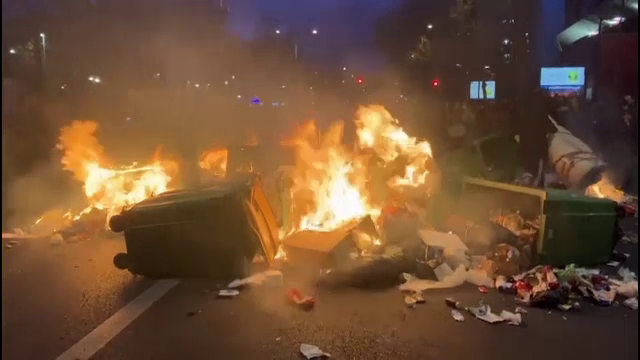 A treia noapte de proteste în Franța. Oamenii legii au făcut peste 80 de arestări