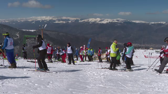 Seniorii au făcut spectacol pe pârtie, la Straja. Peste 150 de vârstnici s-au înscris la ”Cupa Veteranilor” la schi