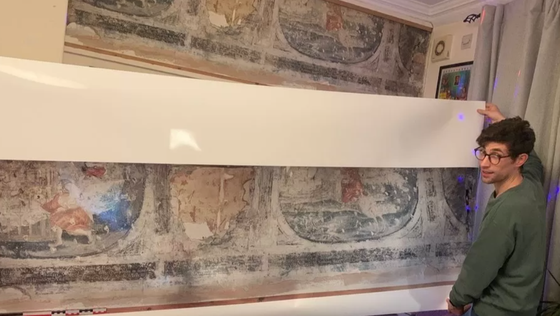 Ce a descoperit în spatele tapetului un bărbat care își renova bucătăria. Și-a verificat imediat toți pereții casei