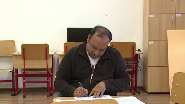 Florin Panait are 44 de ani, patru copii și este clasa I. Programul prin care românii se pot înscrie din nou la școală