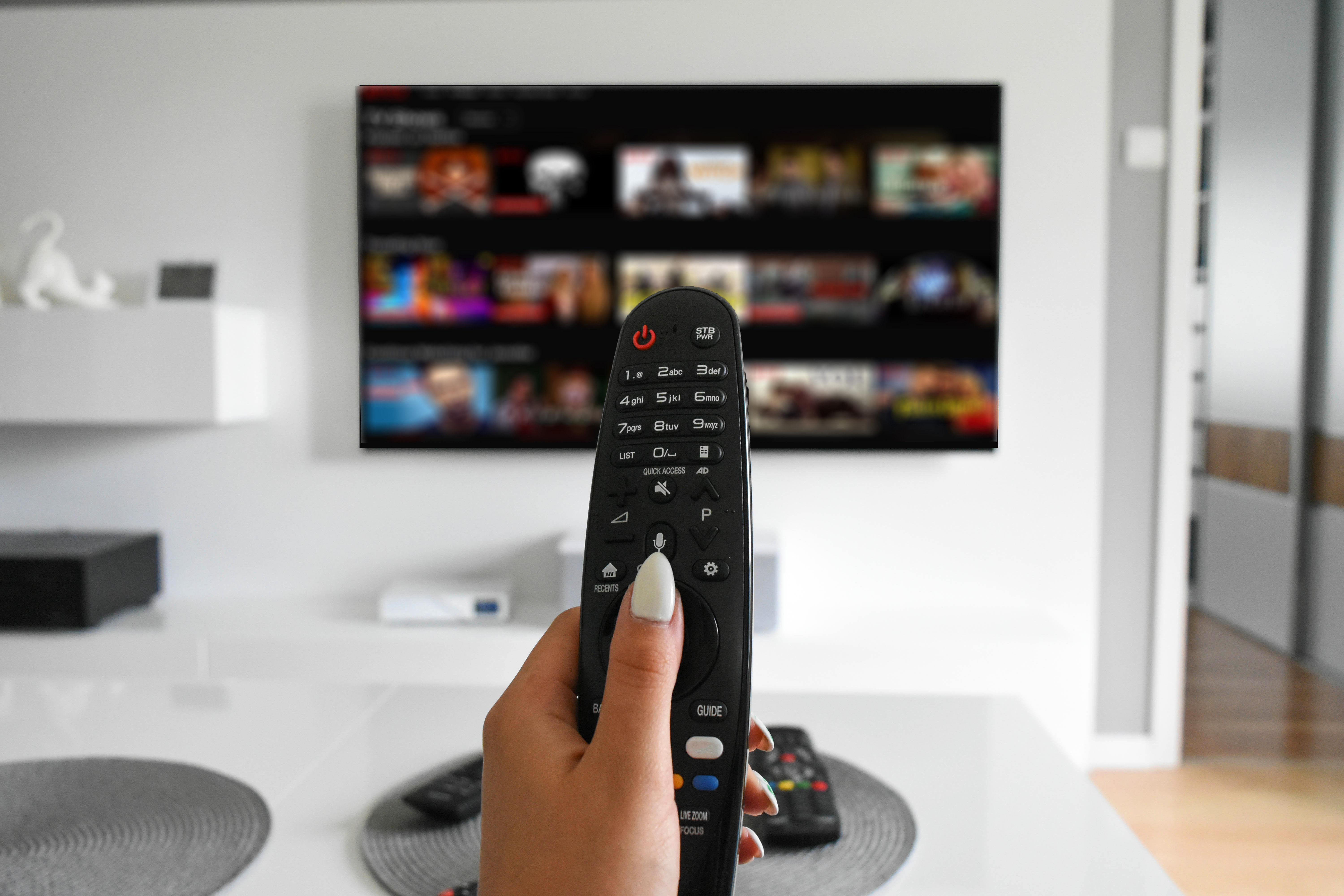 Ce riscăm dacă obișnuim să vedem multe filme sau seriale noaptea. Avertismentul medicilor