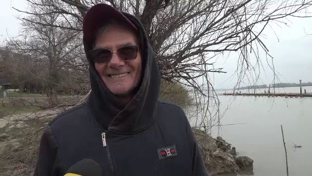 Soarele i-a scos pe români din casă la gratar și pescuit. Pescar: Am prins un caras de juma de kil. Avea 750 de grame de icre