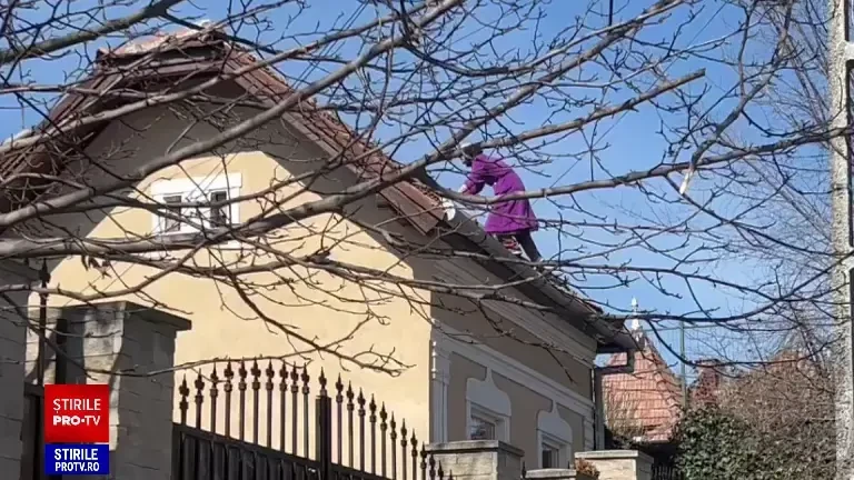 Trupele speciale din Cluj au imobilizat un american urcat pe acoperișul unei case. Înainte își sechestrase soția