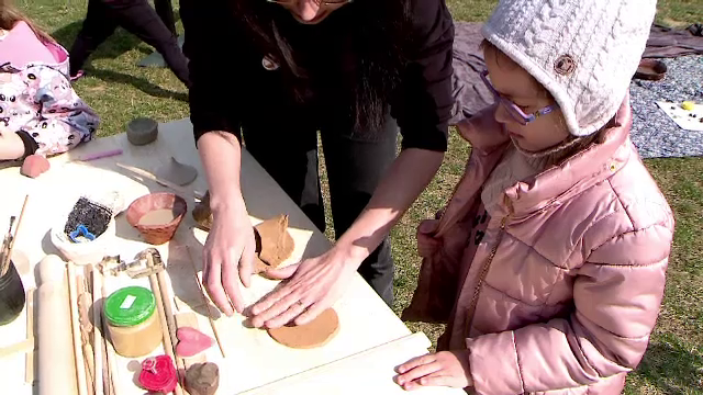 Vremea însorită a scos ieșenii la camping în pădure. Cei mai curioși copii au învăţat să facă vase din lut