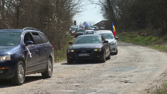 Protest în Gorj. Sătenii din mai multe localități s-au săturat de gropile din asfalt. „Mașini de 40 de tone băgate pe șosea”