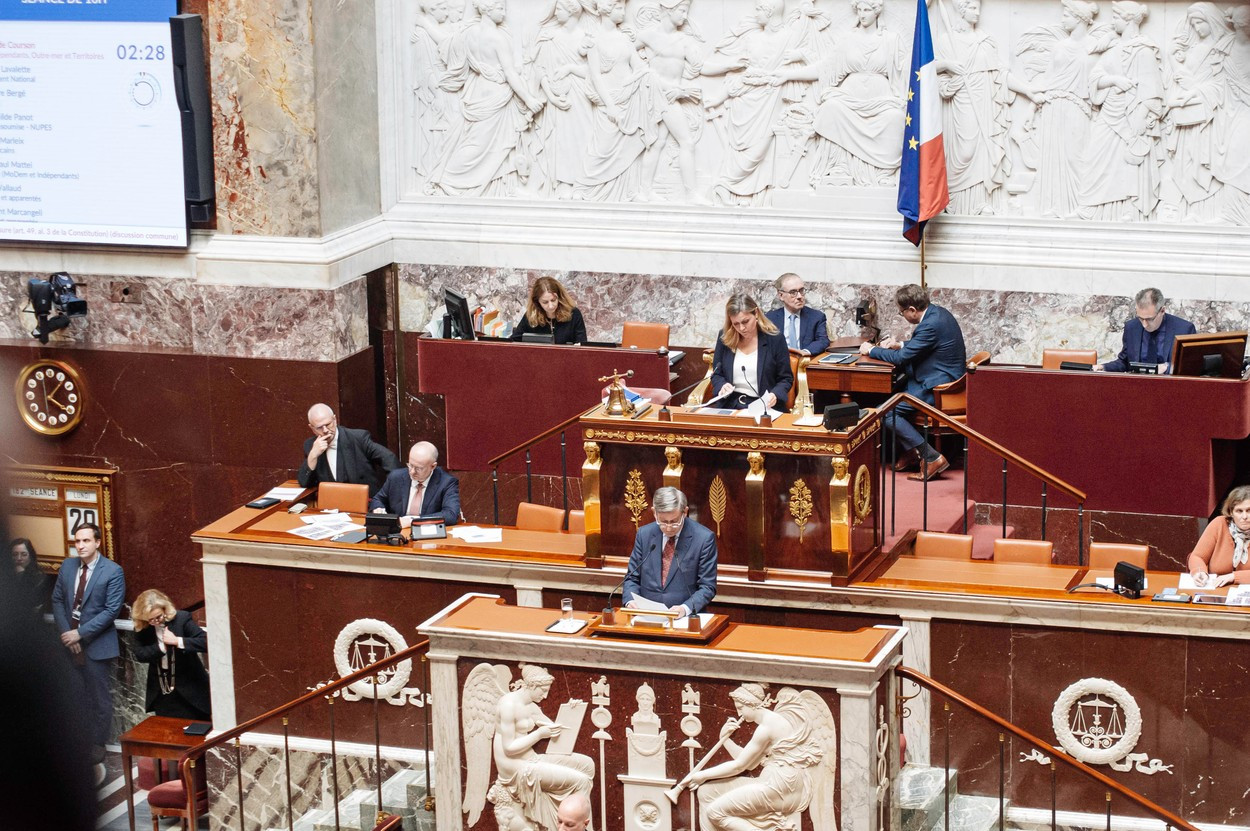 Guvernul Macron a supraviețuit moțiunilor de cenzură. Reforma pensiilor continuă în Franța