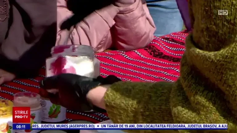 Vremea însorită a scos ieșenii la camping în pădure. Cei mai curioși copii au învăţat să facă vase din lut