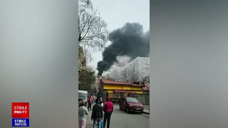 Incendiu la terasa unui bloc din Rahova. Au fost afectați 1.500 de metri pătrați