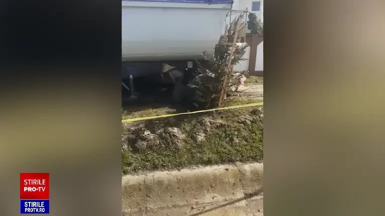 Patru mașini și un TIR au fost implicate într-un accident. Patru persoane, între care doi copii, au fost rănite | FOTO