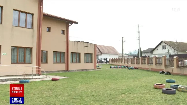 Grupa mijlocie de la grădiniţă devine obligatorie, de la toamnă. Nu sunt suficiente locuri, așa că părinții plătesc la privat