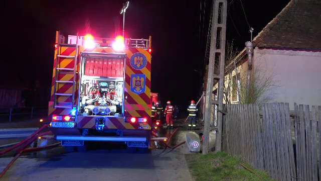 Incendiu violent într-o localitate din Alba. Două case au fost mistuite de flăcări, cu pericol de extindere la a treia