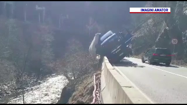 TIR la un pas de a se răsturna, în Defileul Jiului. Autocamionul s-a înclinat periculos, în afara șoselei