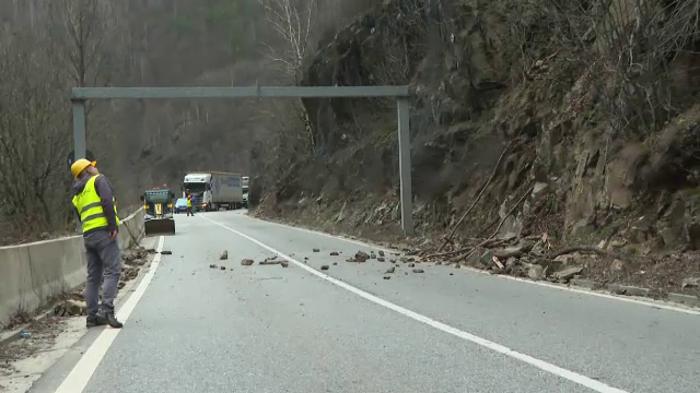 Trafic îngreunat în Defileul Jiului. Pericol mare pentru șoferi, din cauza bolovanilor care ajung pe carosabil