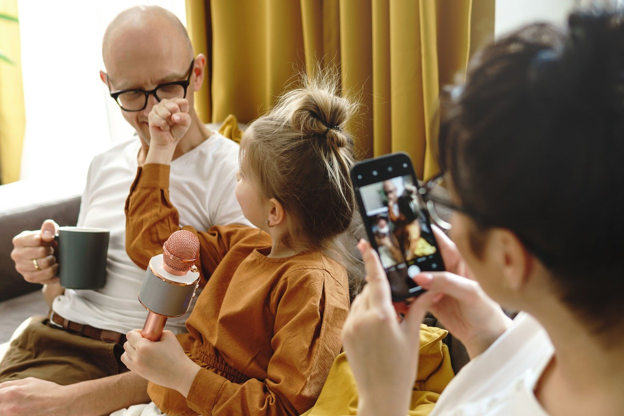 Părinții care au copii mai mici de opt ani ar putea să lucreze patru zile pe lună de acasă. Propunerea, adoptată de senatori