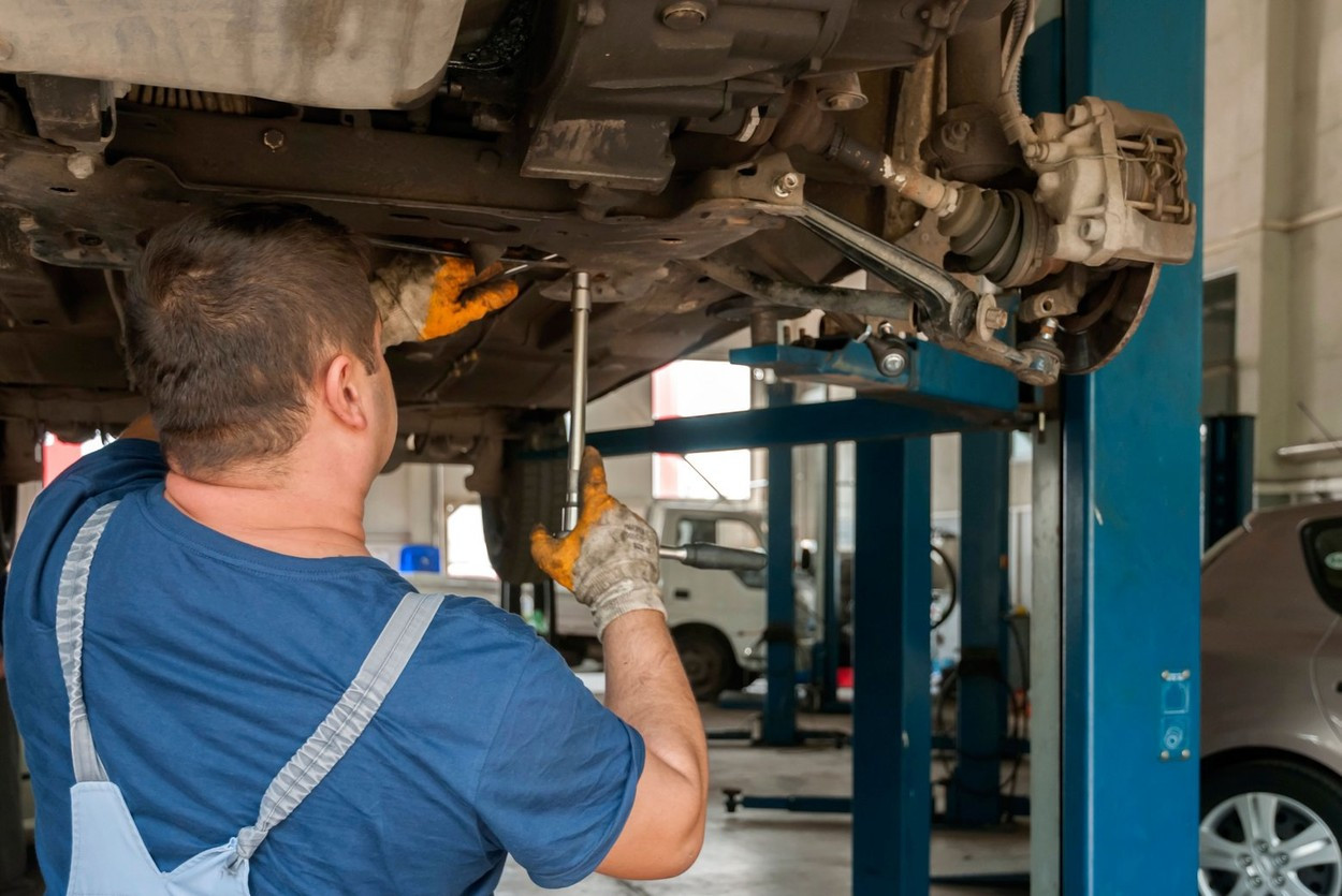 Cele mai mari service-uri auto, suspectate că s-au înțeles să pună prețuri nejustificat de mari pentru reparația daunelor