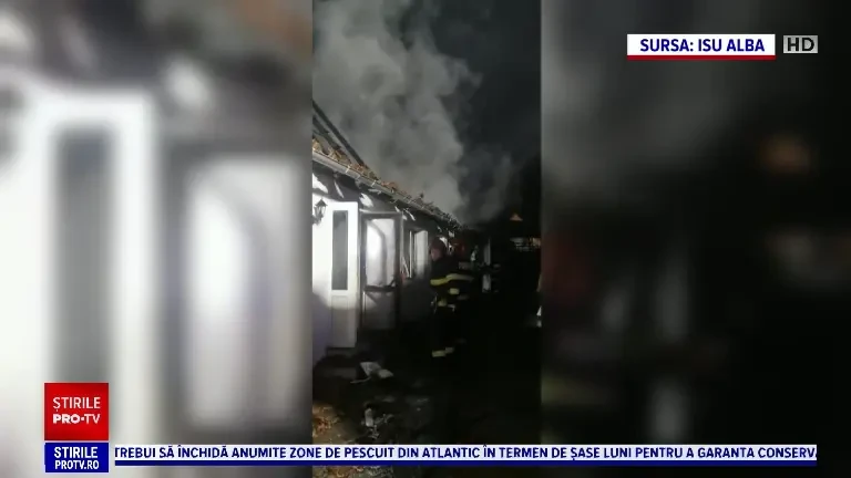Incendiu violent într-o localitate din Alba. Două case au fost mistuite de flăcări, cu pericol de extindere la a treia