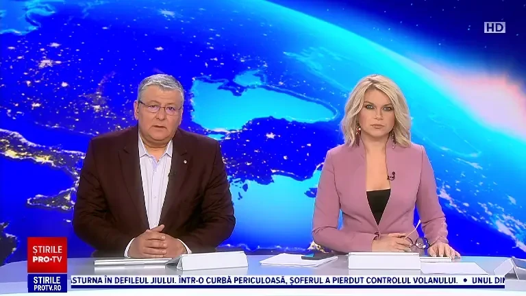 TIR la un pas de a se răsturna, în Defileul Jiului. Autocamionul s-a înclinat periculos, în afara șoselei