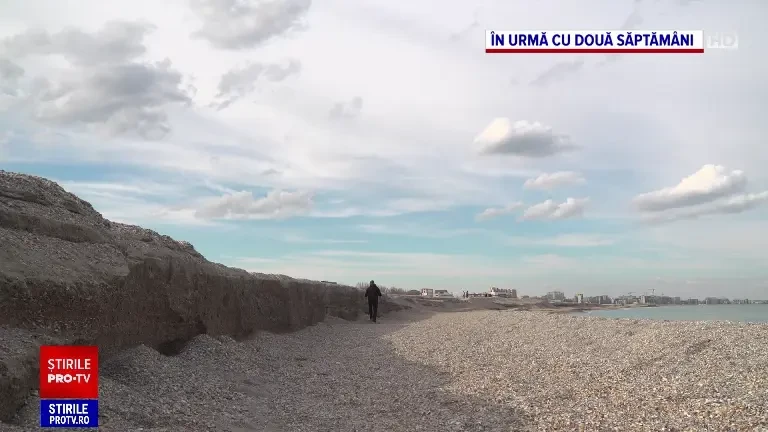 Lucrări de refacere a plajei din Mamaia, distrusă de furtuni în iarnă. Diferența de nivel este, pe alocuri, de câțiva metri