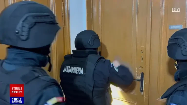 Grupare de trafic de migranți, destructurată de DIICOT. Cât plătea o persoană pentru a fi trecută granița