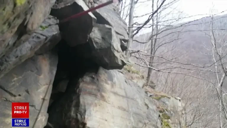 Trafic îngreunat în Defileul Jiului. Pericol mare pentru șoferi, din cauza bolovanilor care ajung pe carosabil