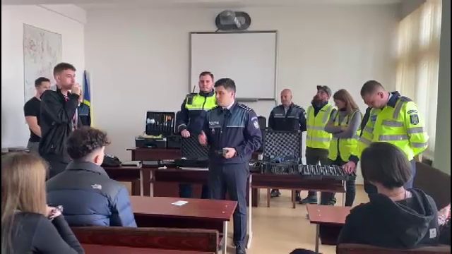 10 elevi de liceu din Alba Iulia, polițiști pentru o zi. Adolescenții au participat la o demonstrație de autoapărare