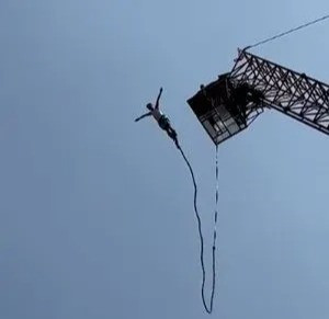 Momentul șocant în care un turist care practica bungee jumping cade după ce coarda cu care era legat se rupe