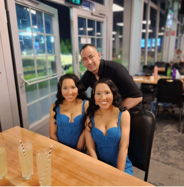 Gemenele care impart totul, au același logodnic și merg în același timp la baie