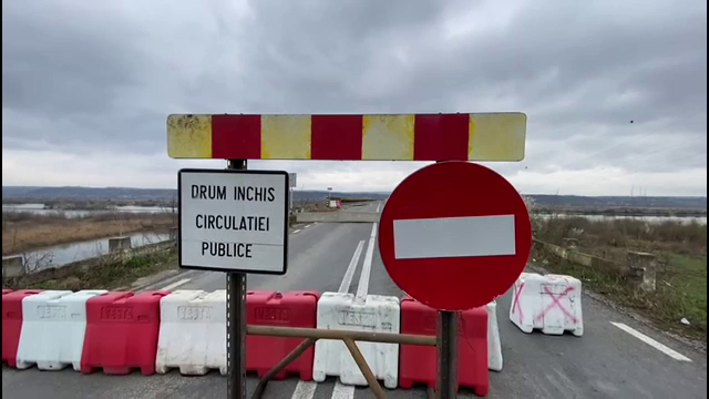 Podul de peste râul Olt, dintre județele Vâlcea și Olt, a fost închis după ce o bucată s-a prăbușit. GALERIE FOTO