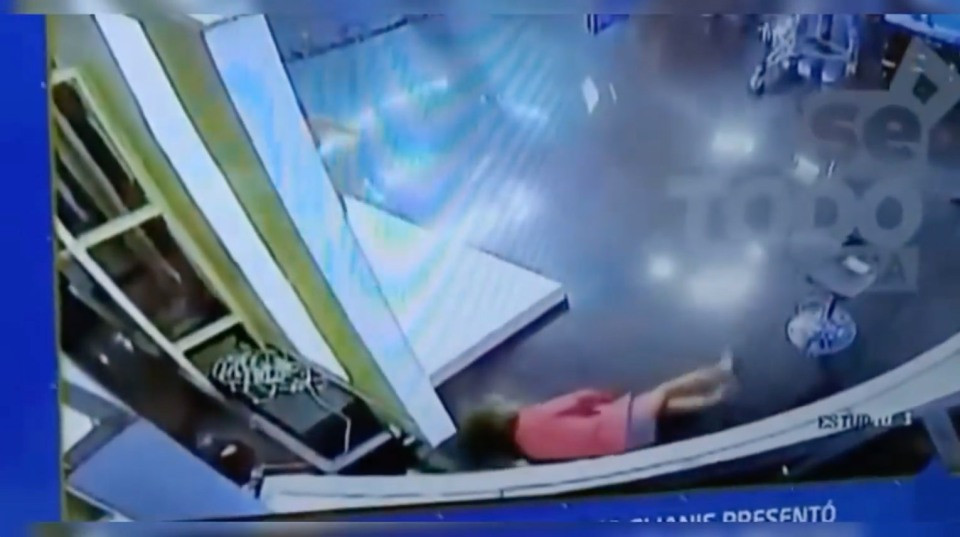 Momentul în care o prezentatoare leșină în direct, sub privirile îngrozite ale colegilor. VIDEO