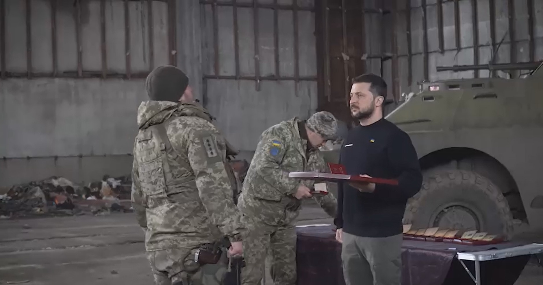 Zelenski, în vizită pe linia frontului din Bahmut, care ar fi blocat de artileria rusă. Ce mesaj a transmis | VIDEO