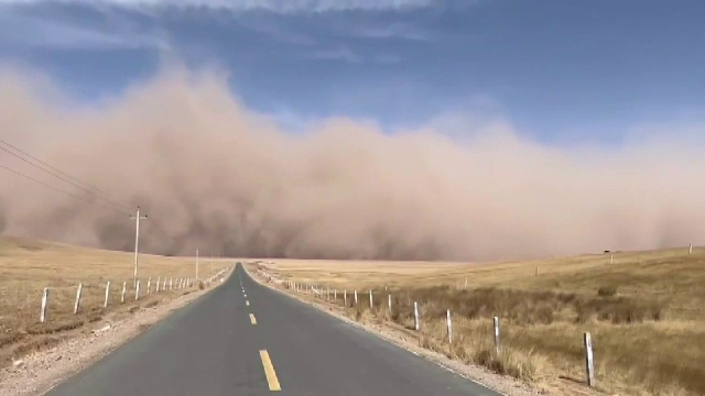 O furtună de nisip a măturat nordul Chinei. Beijingul a fost acoperit de o pulbere gălbuie