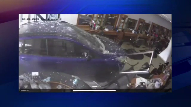 Momentul în care o șoferiță a intrat cu mașina direct într-un salon de înfrumusețare | Video