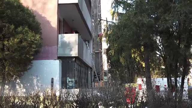 Doi bărbați au căzut de pe o schelă, de la opt metri înălțime. Platforma a rămas agățată de bloc și risca să se prăbușească