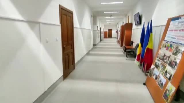 Reacţia unei mame care a fost chemată la liceu după ce fata ei s-ar fi drogat în baie: „Îmi urmăriți mie copilul la baie?”