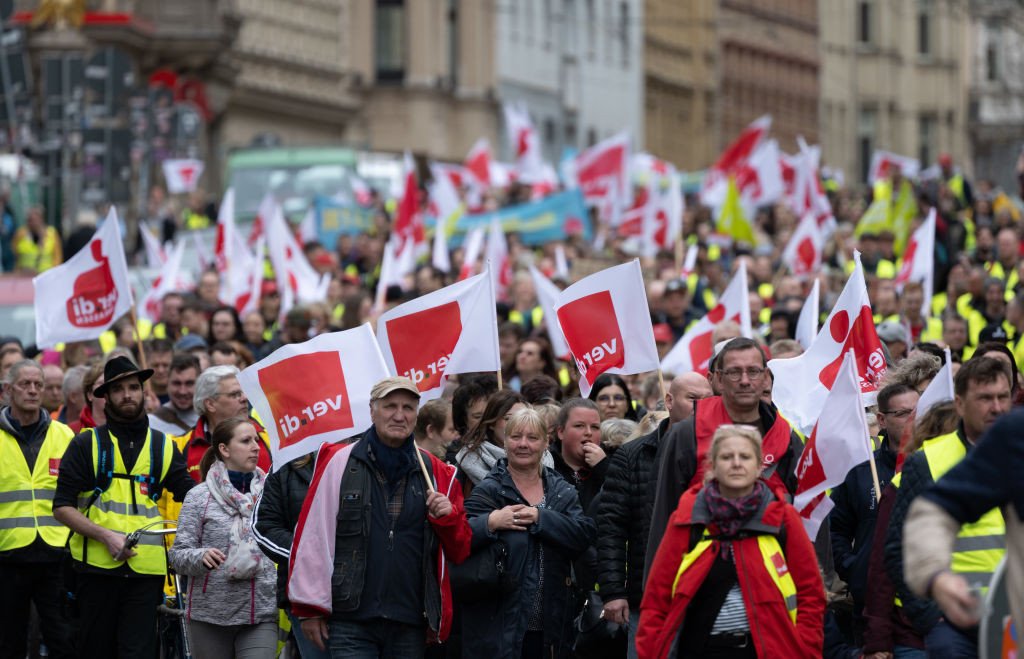 Germania va fi paralizată luni. Sindicatele din transporturi organizează o grevă