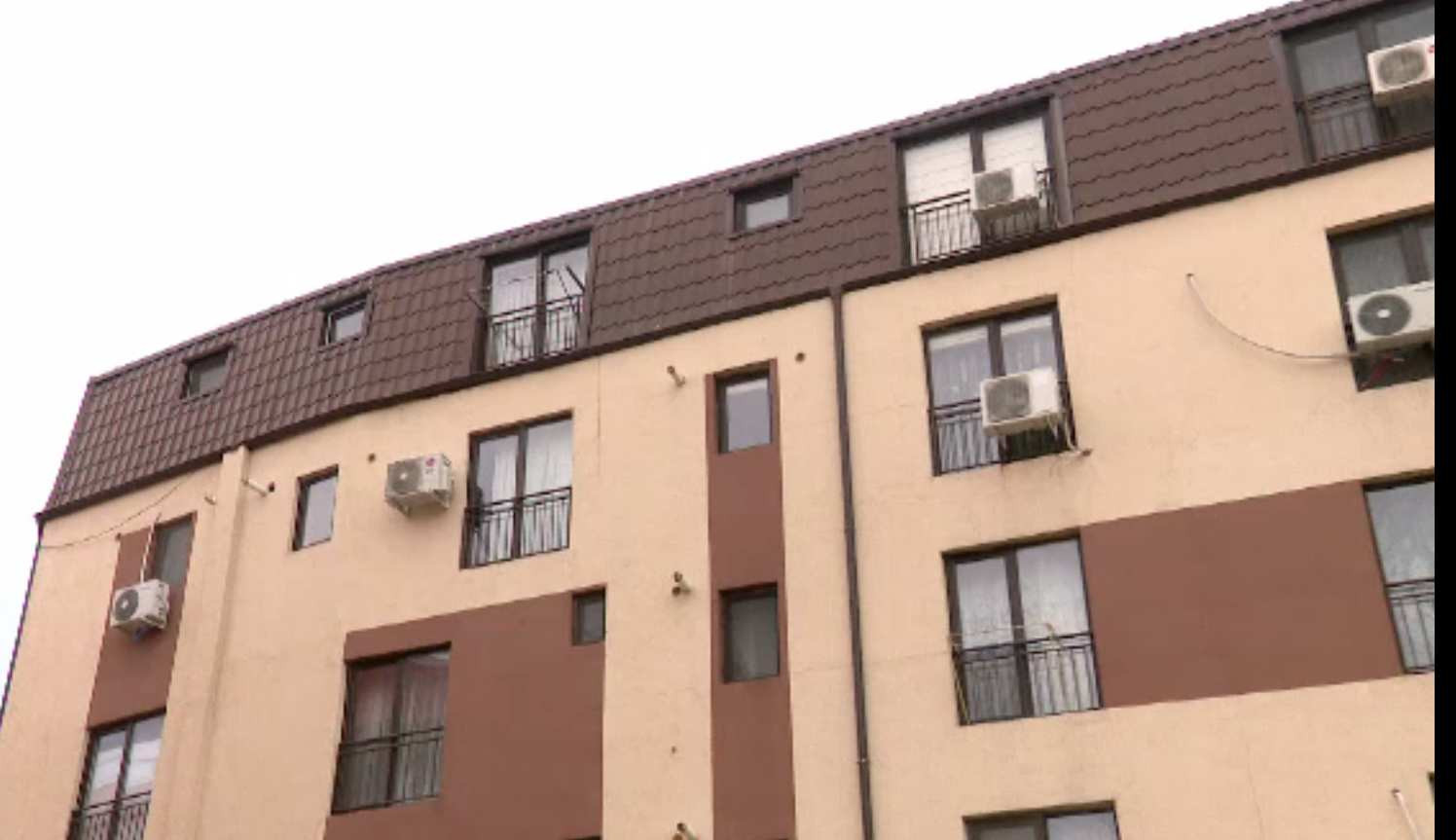 Cazul unui bloc din Sectorul 5, cu un etaj construit ilegal. Inspector în construcții: „Nu am văzut că a făcut în plus!”