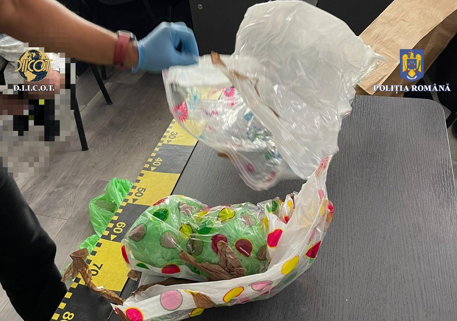 Minora care se vindea traficanților pentru drogurile zilnice. Descinderi DIICOT la o grupare de traficanți din Suceava