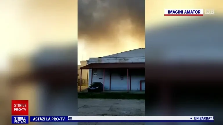 O fostă fabrică de pantofi din Lugoj a luat foc. Incendiul a distrus tot