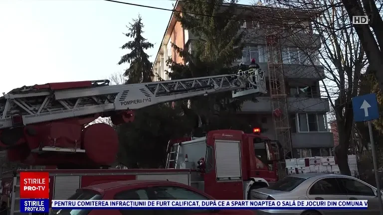 Doi bărbați au căzut de pe o schelă, de la opt metri înălțime. Platforma a rămas agățată de bloc și risca să se prăbușească