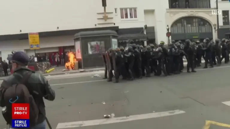 Franța, zguduită iarăși de proteste violente împotriva creșterii vârstei de pensionare. Mulțimea e furioasă pe Macron