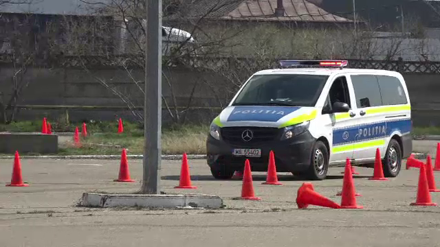 Elevii de liceu din Vaslui au asistat la o lecție de conducere defensivă într-un poligon auto, alături de polițiști