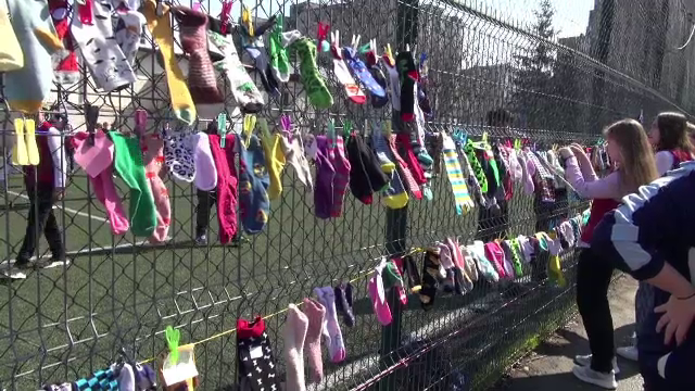 „Eu ştiu că bullying înseamnă să te baţi”. Protest cu șosete pe gard la o școală din Bacău